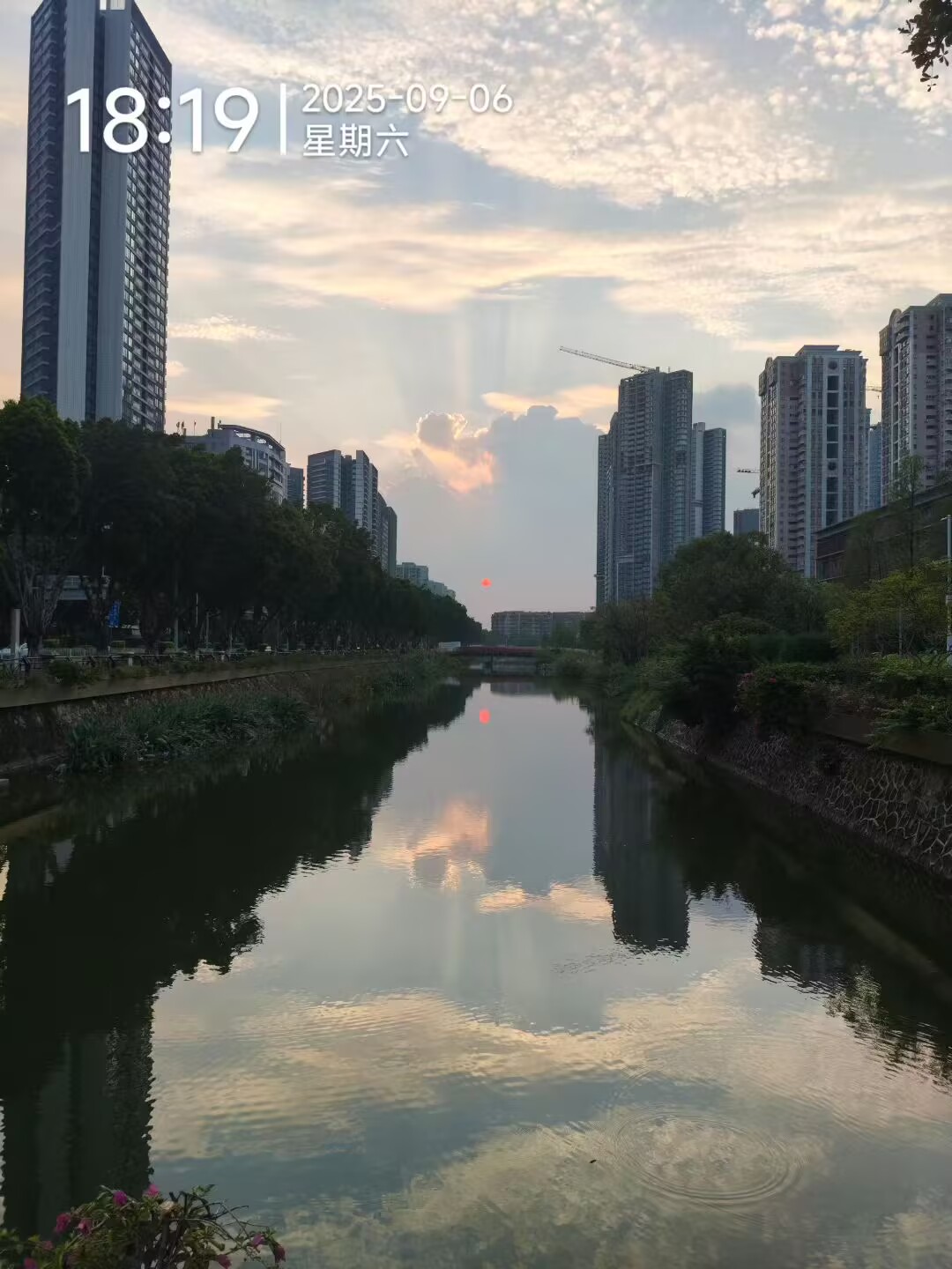 暮色温柔地浸染天际，镜面般的河水倒映着秋日傍晚的静谧